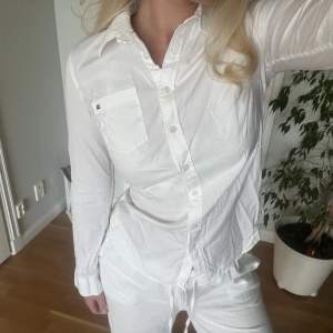 Skjorta från Tommy Hilfiger i vit. Storlek XS som ger en figursydd passform. Använd fåtal gånger, i mycket gott skick.🤍