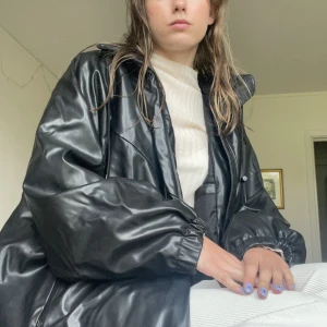 Skinnjacka Weekday - Fejk skinnjacka från weekday i oversize storlek. M, men fungerar väl även på mig som är Xs. Supercool förtjänar ett hem där den används ✨✨