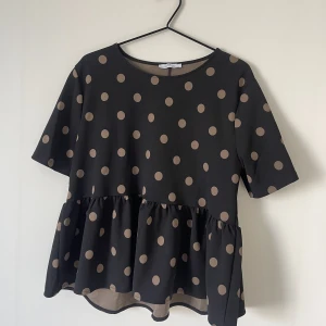 Prickig topp - Svart och brun prickig topp.