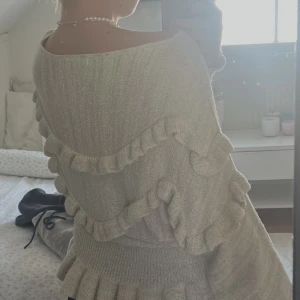 Stickad tröja från mango - Så fin stickad tröja från mango med volanger på baksidan och längst nere!  Sitter så skönt, är i storlek S men sitter väldigt löst så passar nog m-l med🕺🏼