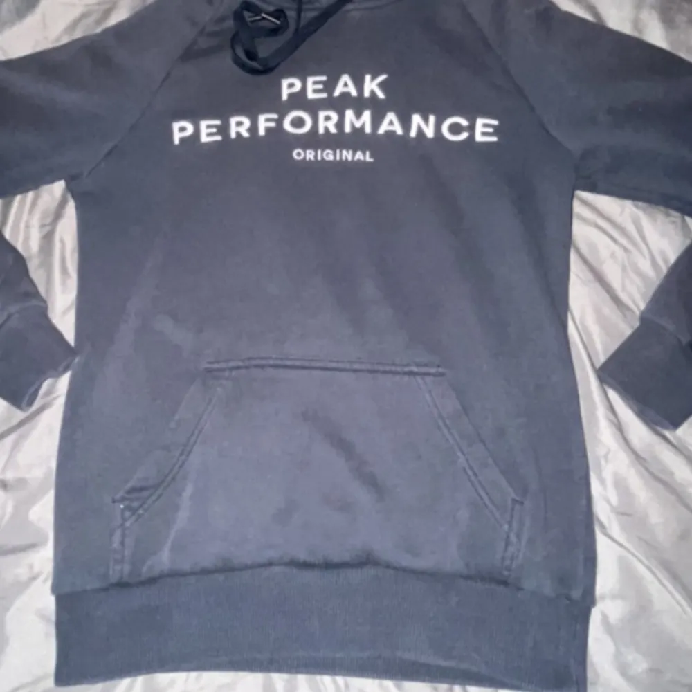 Säljer nu min peak performance hoodie super fin men tyvär för liten använd några få tal gånger men i bra skick, skriv för mer bilder. Hoodies.