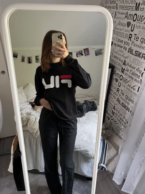 Fila  - säljer denna fina fila sweatshirt då den tyvärr inte kommer timl användning längre!!