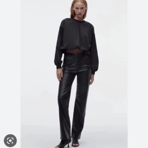 Svarta byxor - Säljer dessa byxor! Kontakta om du har frågor eller vid intresse💜