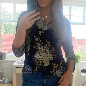 Blus  - Superfin blus från indiska säljer då den tyvärr ej kommer till användning. Fraktkostnad tillkommer 