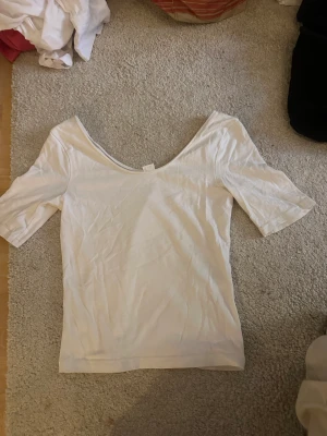 Vit t-shirt - vit t-shirt från hm❤️‍🔥 säljer billigt
