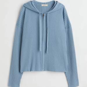 SLUTSÅLD ljusblå superfin cashmere-blend zip up tröja från hm. Storlek M. Använder inte därav säljer jag den🥰nyskick! Otroligt skönt material och perfekt inför vintern!!😍