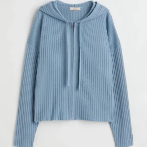 Kashmir-kofta  - SLUTSÅLD ljusblå superfin cashmere-blend zip up tröja från hm. Storlek M. Använder inte därav säljer jag den🥰nyskick! Otroligt skönt material och perfekt inför vintern!!😍