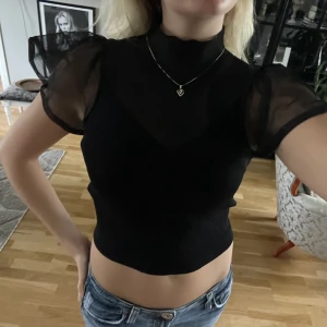 Fest topp - Supersnygg fest topp, använd Max 2 gånger så i superfint skick. Storlek S. As snygg till fest, perfekt nu till höst/vinter! 