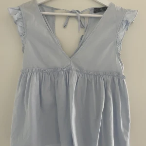 Zara Linne - Ljusblått linne från Zara. Sparsamt använt.