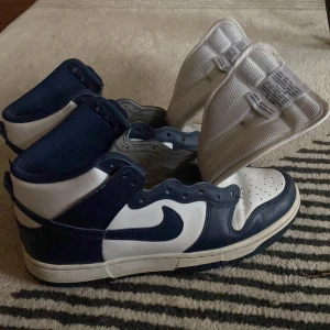 Midnight navy dunk  - Skitsnygga skor som passar perfekt till alla årstider, riktigt grisch som passar med alla outfits då mörkblå är enkelt att matcha Skick 9/10 (helt nya skosnören tillkommer) Lite crease längst fram men annars bra kvalite, köpta i NYC 42,5 passar 42 och 43 
