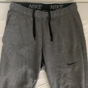 Nike mjukisbyxor  - Snygga och bekväma mjukisbyxor från Nike, i bra skick! Storlek S. Standard fit.