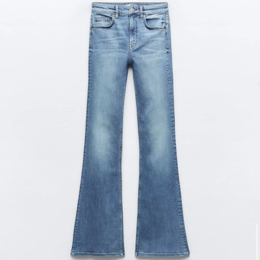 Helt oanvända zara jeans i storlek 34, prislapp är kvar!🩷. Jeans & Byxor.