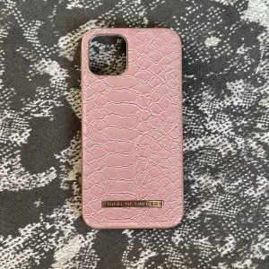 iphone 11 skal - sparsamt använd! har små defekter se bild 2,3 men omärkbara:)