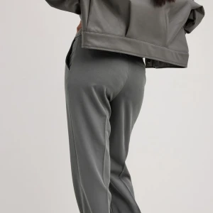 Gråa kostymbyxor  - Helt nya lågmidjade kostymbyxor från NA-KD 💓 lite förstora på mig 