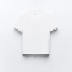 Zara t-shirt - Från zara, fick den andra såld så därför jag lägger ut igen❤️bra skick helt ny🥰⭐️🙌