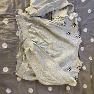 Säljer min collage tröja från Lindex pga att jag använder den inte längre. Det finns Inge defekter på den.  