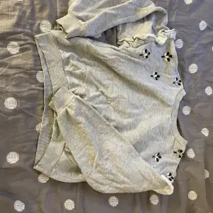 Säljer min collage tröja från Lindex pga att jag använder den inte längre. Det finns Inge defekter på den.  