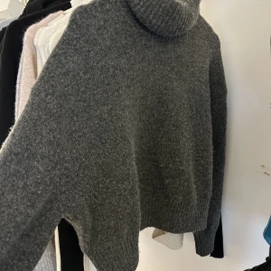 Stickad  - Säljer denna stickade tröja från hm, använd tre, fyra gånger. Jättemysig till vintern.