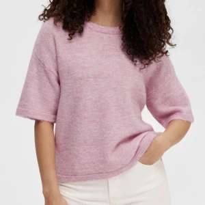 Trekvartsärmad stickad tröja - Säljer nu denna sjukt snygga trekvartsärmade stickade tröjan från selected femme! Passar till ganska många outfits och i bra skick då den bara varit använd några gånger 🌸 kan även byta mot en annan snygg stickad tröja! 