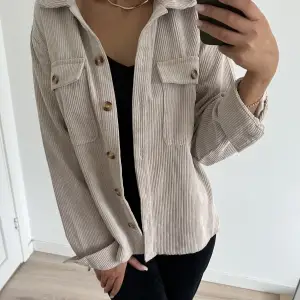 Stylish beige skjortjacka. Köpt på Vero Moda (märke på jackan: Pieces) för 550 kr. Helt i nyskick