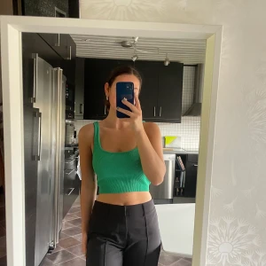 Topp - En grön topp från zara  som är snygg till fest eller under en svart blazer💚 