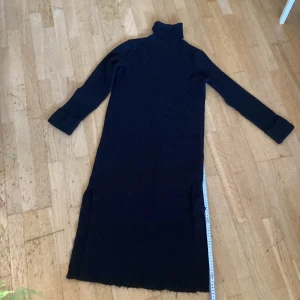 Lång stickad tröja  - Använt skick men funkar ett tag till  Säljes för 40 kr  Märket rainbow  Svart  Polokrage  