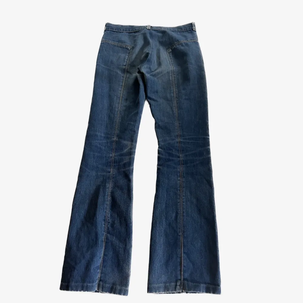 Flared och snygga jeans från levis, mycket fint skick! . Jeans & Byxor.