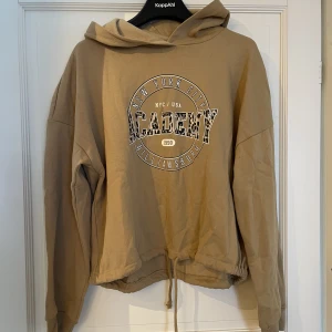 Huvtröja  - Hoodie igrån gina tricot med tryck på framsidan, fortfarande fluffig inuti, i mycket gott skick 