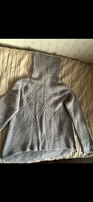 Stickad tröja - Varm bekväm stickad grå tröja. Väldigt bra skick! Passar perfekt till hösten och vintern. 