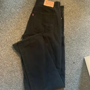 Levis 501 - Svarta Levis jeans. Inga hål och i ny skick. Allt förutom lappen är i nyskick 