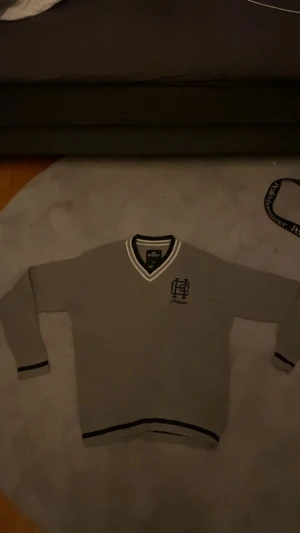 Vintage Sweater - Hej! Säljer denna sköna V-ringnings sweatern  Väldigt skön och snygg Storleken är M men är mer som L
