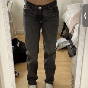 Medelhöga raka jeans från zara, strl 34