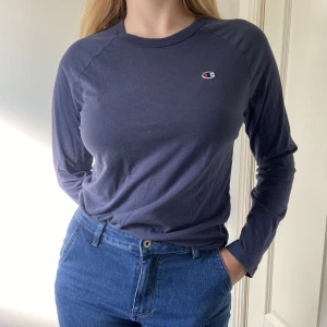 Mörkblå Champion tröja - En mörkblå tröja från Champion som passar Xs-M!