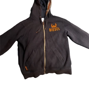 diesel zip up - en tvär fet diesel zip up i nyskick. står L men sitter som S-M