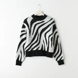 Säljer nu min supersnygga zebra mönstrad stickade tröja från Gina Tricot som är helt slutsåld!!🥰💖Jag har tröjan i storlek XS. Kom privat för egna bilder🥳🥰