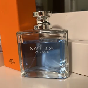 Nautica voyage - Ungefär 75ml kvar Fräsch parfym som inte sticker allt för mycket. Säljer den nu för att den inte kommer till användning längre då jag köpt andra parfymer 