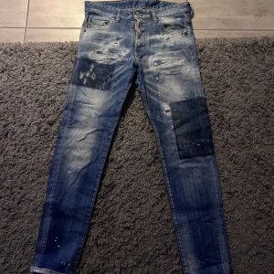 Äkta Dsquared2 jeans St 46 - Äkta och köpta på farfetch för 4361kr. Skick 9/10 (använda endast fåtal gånger) Pris kan diskuteras. Passar 170cm-180cm 