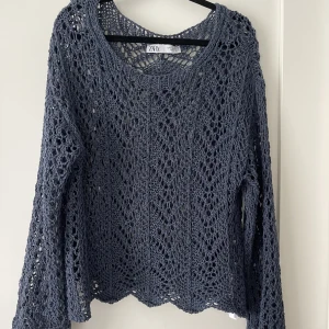 Zara blus  - Knappt använd zara blus som sitter väldigt fint, stor för storleken 