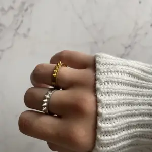 (Säljer för mitt UF) Studded Ring är en ring med en supercool och unik design som finns i både silver och guld. Perfekta för att klä upp din outfit lite. Vårt pris för den är endast 26 kr ?!  Färg: Guld och silver Pris: 26 kr  Insta: @zemcosmeticsuf