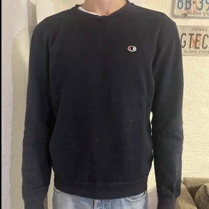 Champion Sweatshirt - Skick: 8/10 Nypris 549 kr Modellen på bilden är 181 cm och bär storlek M. Vid frågor och funderingar är det bara att skriva!