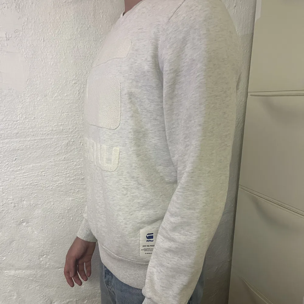 Skick 9/10 Nypris 949kr Modellen på bilden är 181cm och bär storlek M, vid frågor och funderingar är det bara att skriva!. Hoodies.