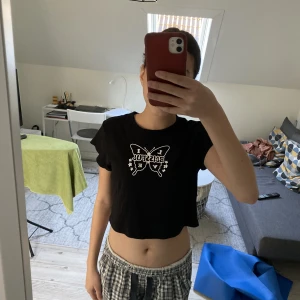 söt topp - Säljer denna fina tröja då den tyvärr inte kommer till användning längre. Mycket bra skick🙌🏻  skriv för fler bilder eller frågor