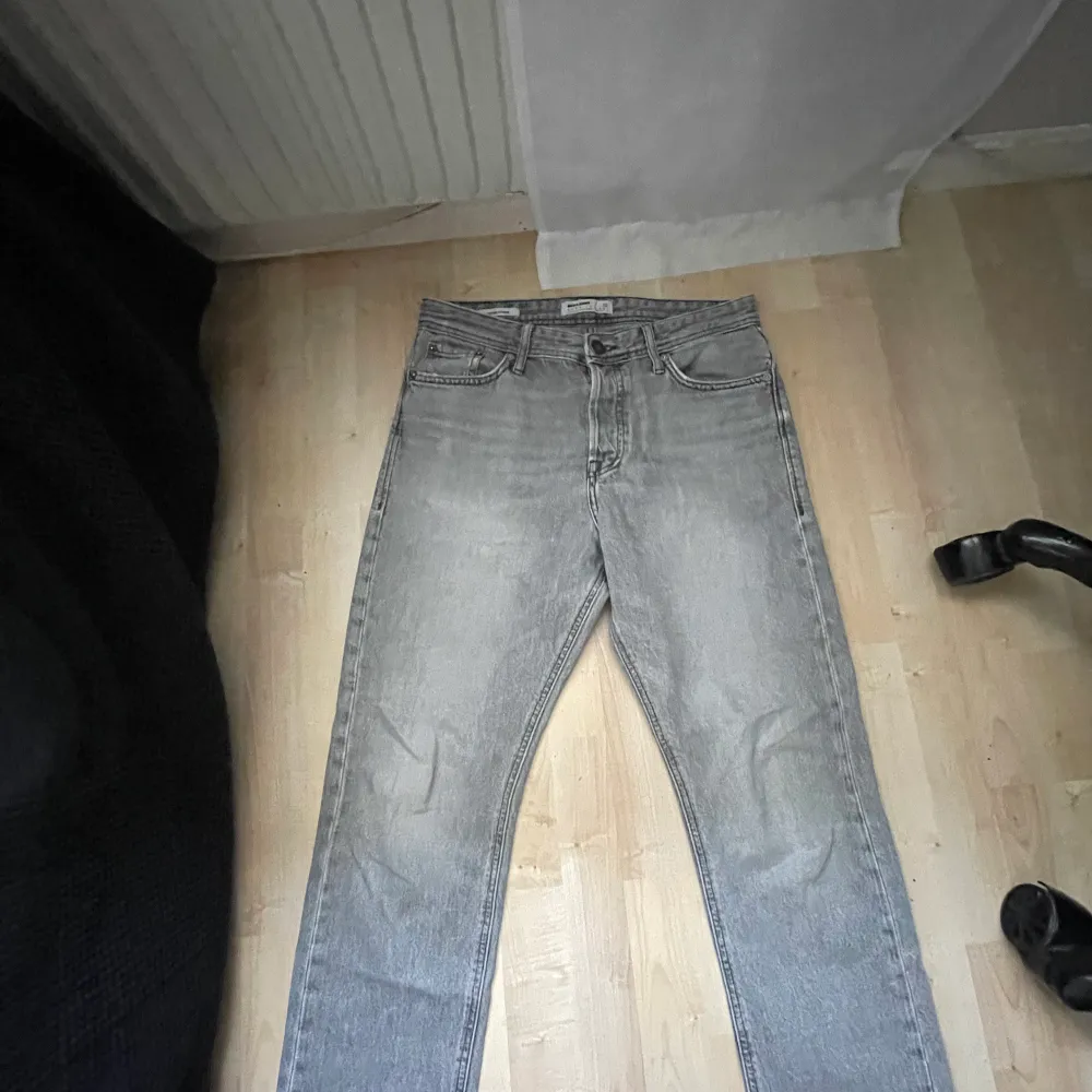 Ett par gråa jeans i storlek 30/30 med passform Loose/chris Dem är i fint skick eftersom den mest bara legat i garderoben.. Jeans & Byxor.