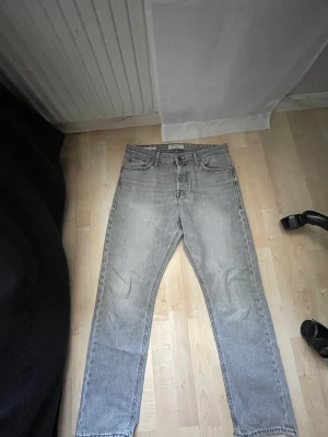 Jeans  - Ett par gråa jeans i storlek 30/30 med passform Loose/chris Dem är i fint skick eftersom den mest bara legat i garderoben.
