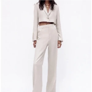 Kostym från Zara - Fin beige kostym/kostymset/kavajset från Zara i storlekarna S på kavajen och M i byxorna som aldrig kommit till användning. Kavaj har fortfarande lapp på och byxornas lapp ramlade av hemma. Superfint skick, endast provade 🍀ord.pris ca 1300