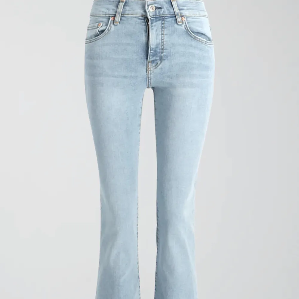 Säljer mina ljusblåa lågmidjade bootcut jeans från Gina Tricot som är Slutasålda. De är i fint skick i stl 34. Kontakta mig vid fler frågor och bilder💕Inte intresserad i byte. Jeans & Byxor.