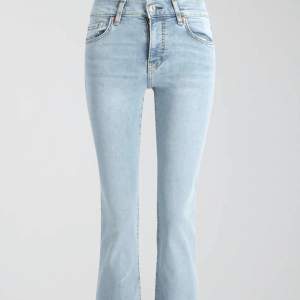 Säljer mina ljusblåa lågmidjade bootcut jeans från Gina Tricot som är Slutasålda. De är i fint skick i stl 34. Kontakta mig vid fler frågor och bilder💕Inte intresserad i byte