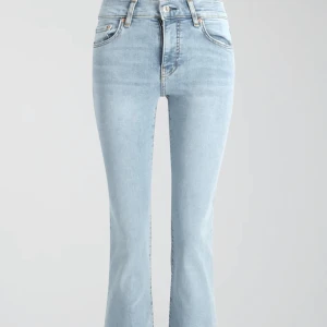 Low waist jeans - Säljer mina ljusblåa lågmidjade bootcut jeans från Gina Tricot som är Slutasålda. De är i fint skick i stl 34. Kontakta mig vid fler frågor och bilder💕Inte intresserad i byte