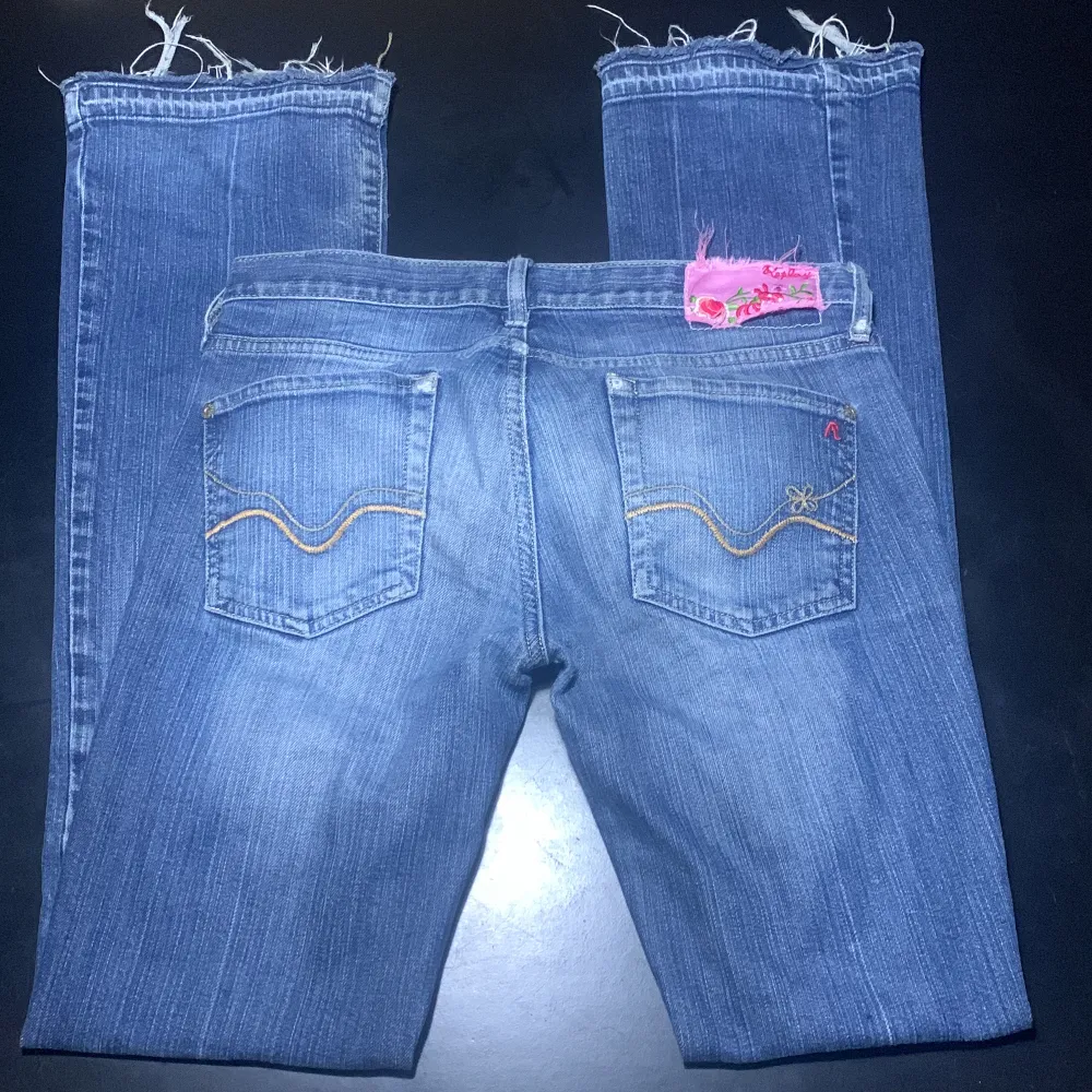 Lågmidjade, utsvänga replay jeans. Midja tvärsöver: ca 37 cm. Midja runt om: ca 74 cm. Innerbenslängd: ca 80 cm 💗💗. Jeans & Byxor.