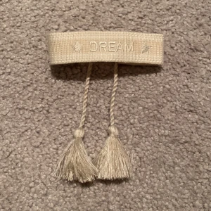 Dream armband  - Köpt i Spanien på nån marknad💗köpt för 150kr och är typ aldrig använd
